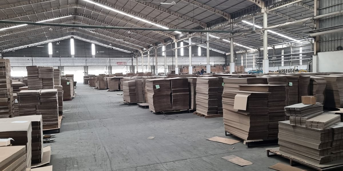 Area penyimpanan lembaran kardus di gudang PT Multi Artha Abadi