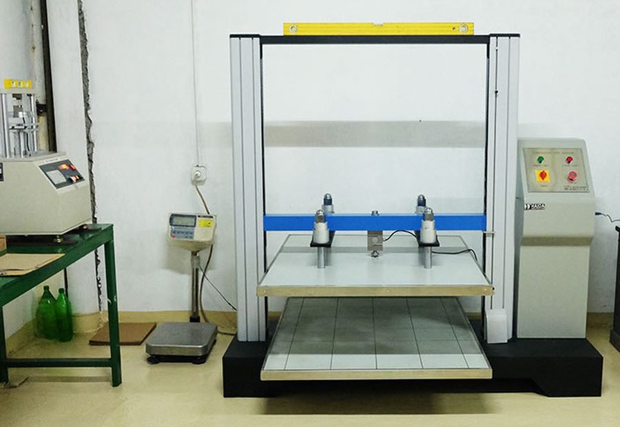 Fasilitas laboratorium dengan alat uji kompresi box PT Multi Artha Abadi